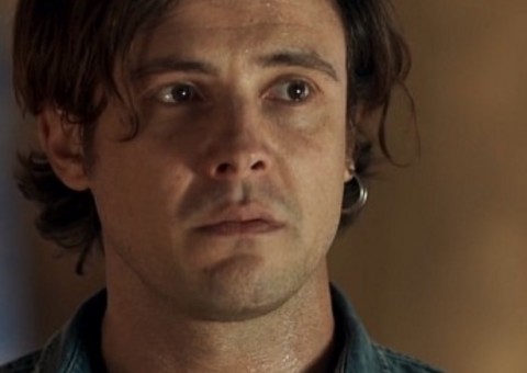 O Outro Lado do Paraíso: Gael espanca namorada por falar mal de Clara