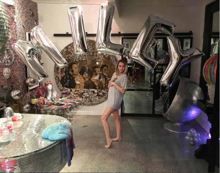 Miley Cyrus posta de foto de aniversário e levanta suspeita de gravidez