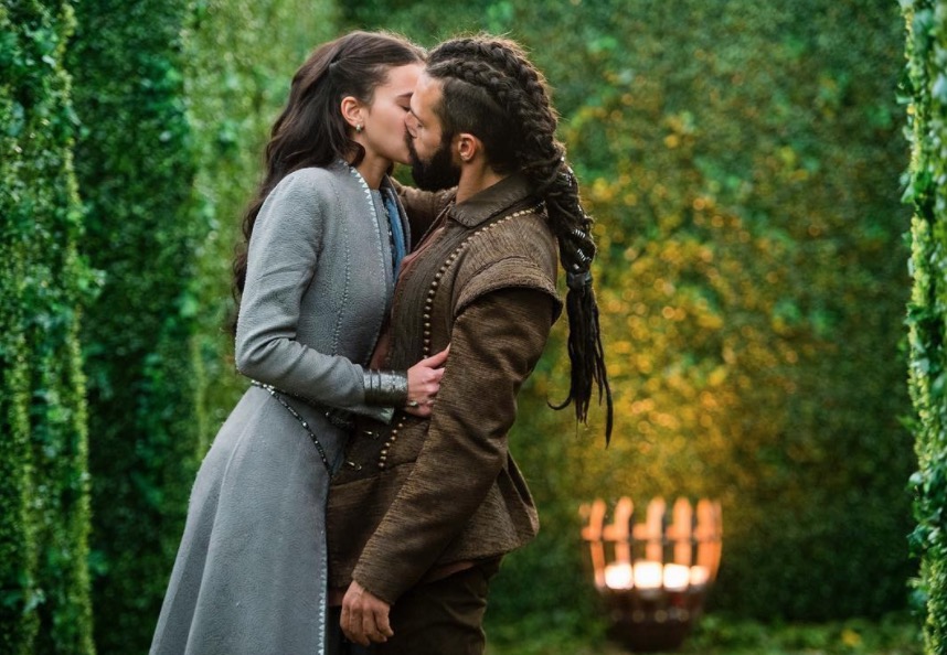 Bruna Marquezine deixa comentário danadinho em foto em que aparece pegando ator 'de jeito