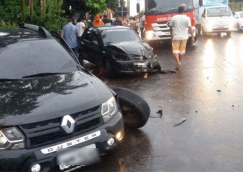 Colisão causa grande congestionamento e Faixa Azul é liberada em avenidas de Manaus