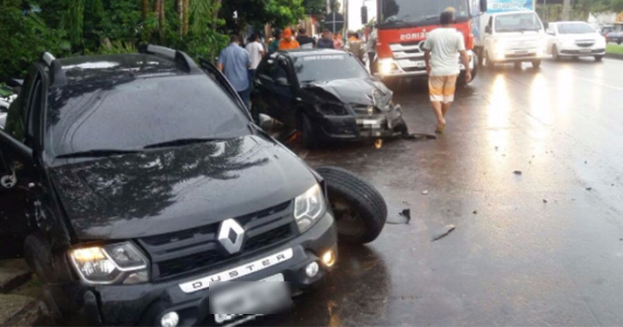Colisão causa grande congestionamento e Faixa Azul é liberada em avenidas de Manaus