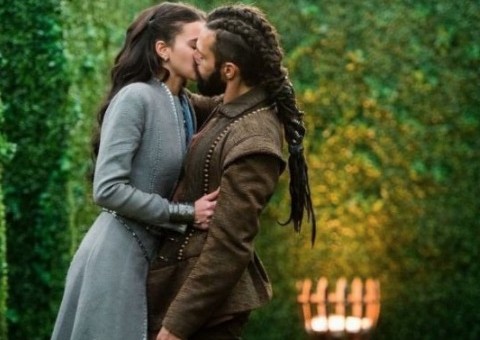 Bruna Marquezine deixa comentário danadinho em foto em que aparece pegando ator 'de jeito