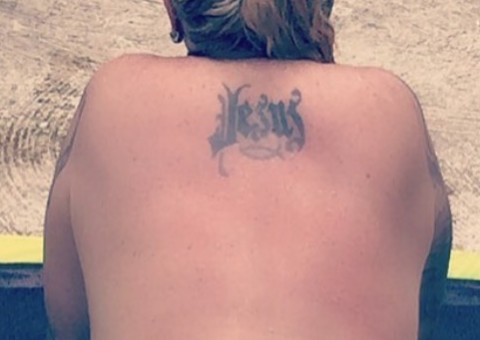 Aos 61, Monique Evans posa de topless e bumbum para cima de fio-dental