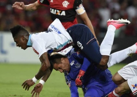 Diego Alves fratura clavícula e tem previsão para retornar ao Flamengo