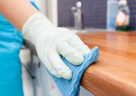 Diarista é dispensada por usar único banheiro da casa e internautas se revoltam