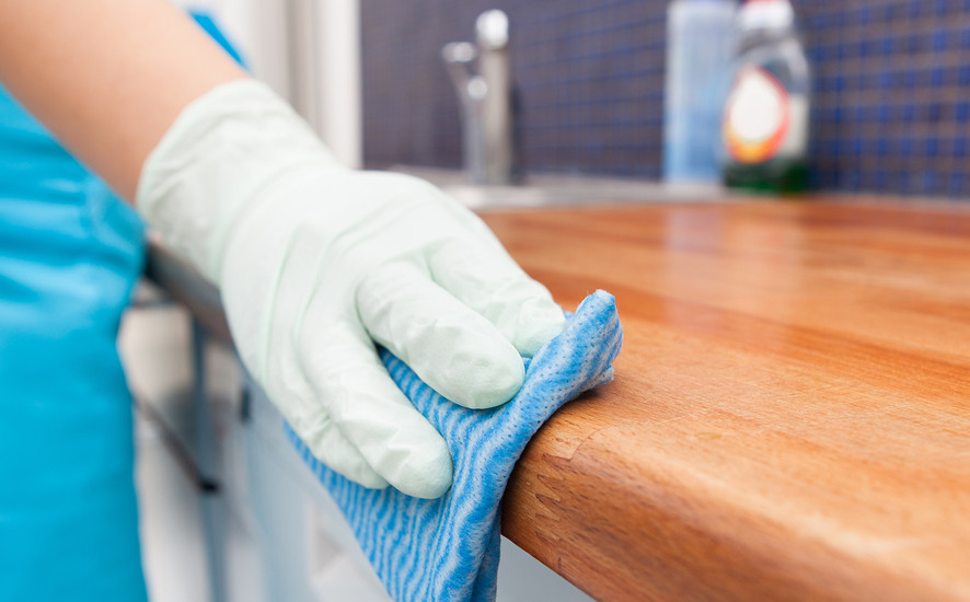 Diarista é dispensada por usar único banheiro da casa e internautas se revoltam