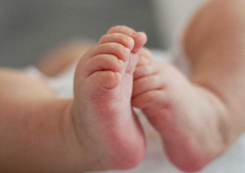 Abandonado perto de lixo, bebê é encontrado com formigas no corpo