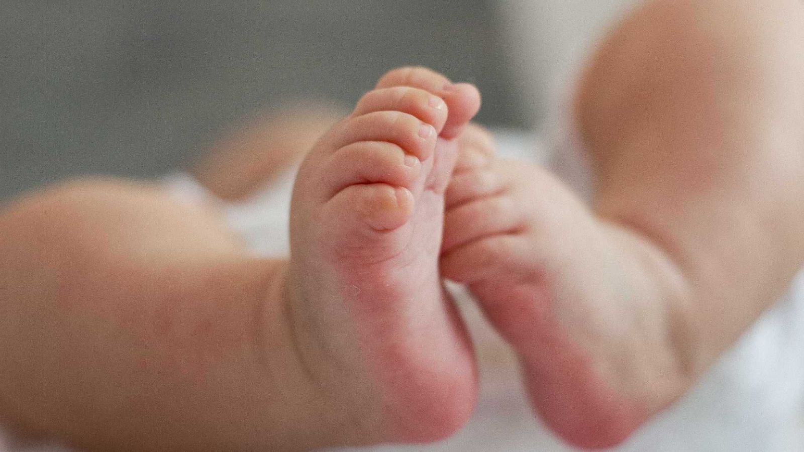 Abandonado perto de lixo, bebê é encontrado com formigas no corpo