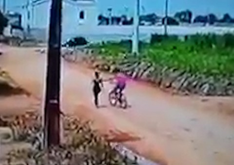 Câmera de segurança registra mulher sendo assaltada em Porto Velho