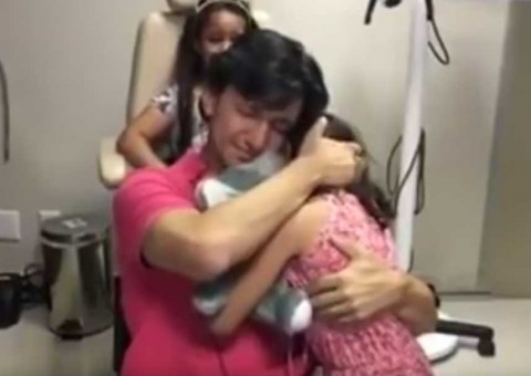 VÍDEO: Pai ouve voz da filha pela primeira vez aos 35 anos, após implante