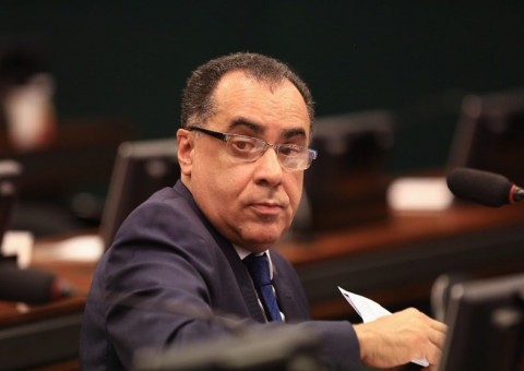 Deputado 'do queijo na cueca' não pode trabalhar na Câmara