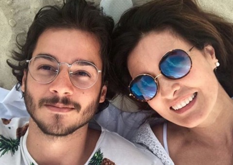 Fátima Bernardes posa com namorado em momento romântico e se declara