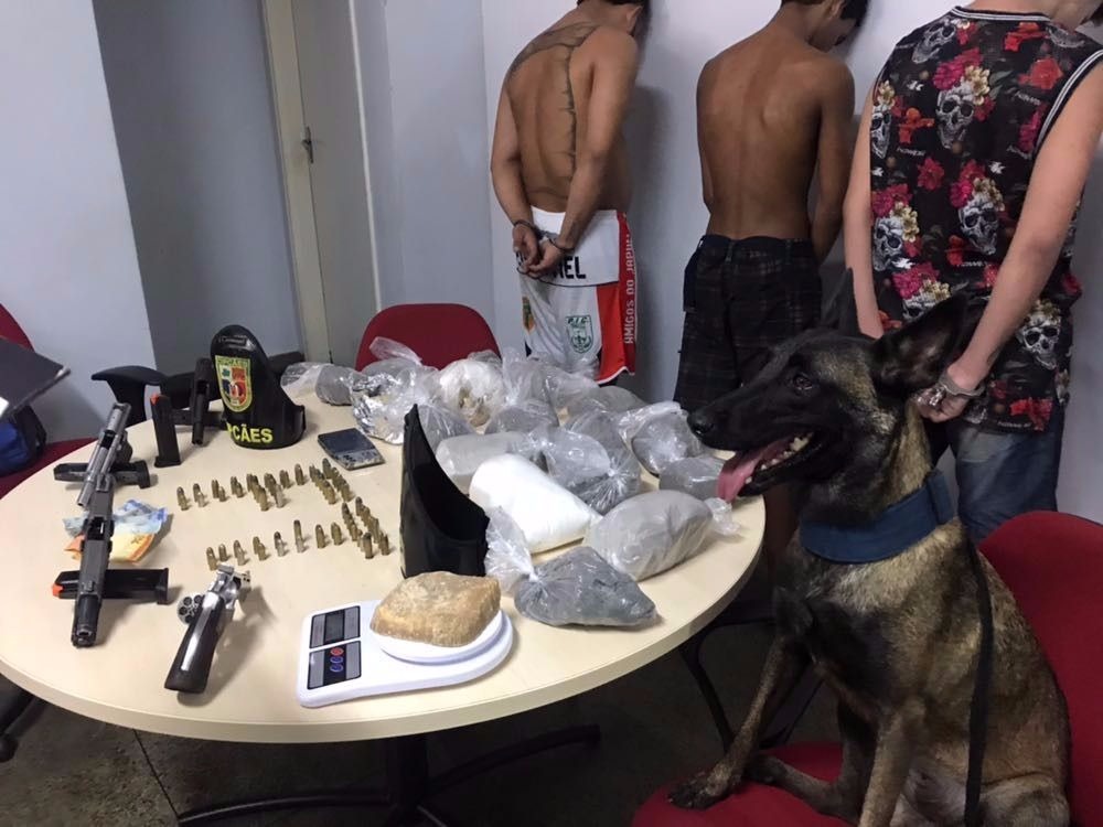 Grupo é preso após apreensão de 25kg de drogas escondidas em palafitas de Manaus