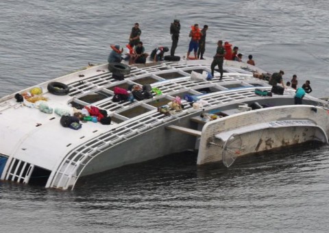 Barco naufraga com mais de 100 pessoas a bordo no Amazonas