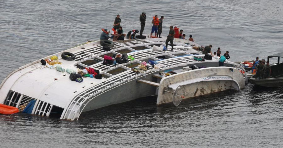 Barco naufraga com mais de 100 pessoas a bordo no Amazonas