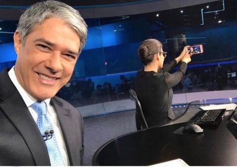 William Bonner dá no olho de seguidora que disse ter assistido novela da Record