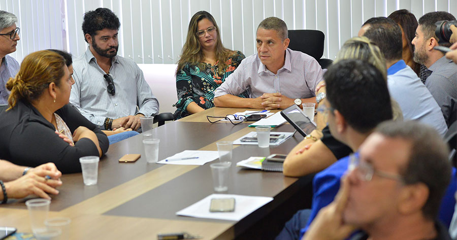 Governo fecha acordo inédito para regularizar pagamentos de terceirizados da saúde 