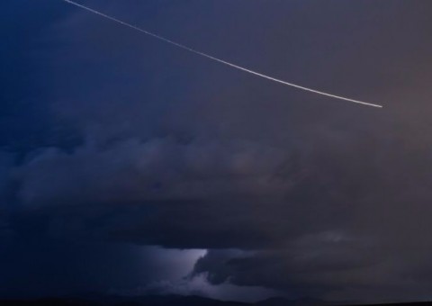 Objeto luminoso é visto caindo do céu e moradores ficam assustados