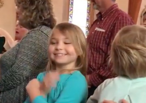 Vídeo de menina viraliza nas redes sociais por fazer o que ninguém faz na igreja