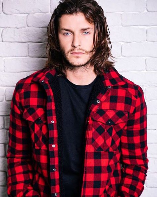 Klebber Toledo muda radicalmente e surge com cabelo grande