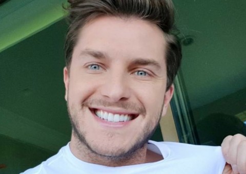 Klebber Toledo muda radicalmente e surge com cabelo grande