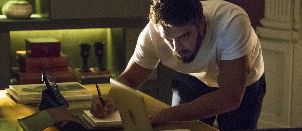 ‘O outro lado do paraíso’: Renato descobre pista do paradeiro de Clara