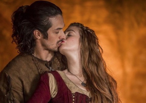 Marina Ruy Barbosa aparece aos beijos com ator em foto: 'nunca estive tão empolgada'