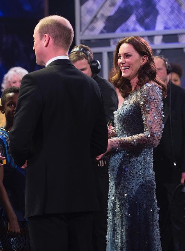  Kate Middleton exibe barriguinha de terceira gravidez em evento real