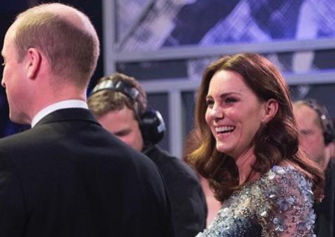  Kate Middleton exibe barriguinha de terceira gravidez em evento real