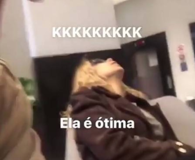 Joelma é flagrada dormindo em aeroporto e bomba na web