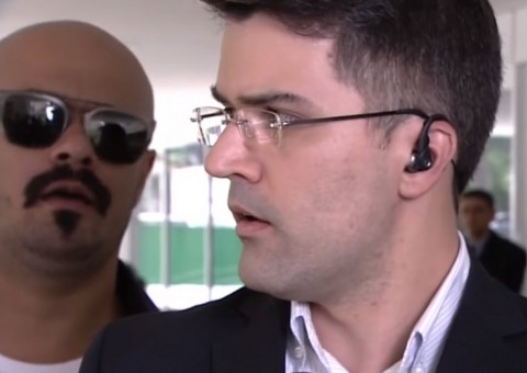 Homem grita 'Globo Lixo' durante reportagem ao vivo do Jornal Hoje