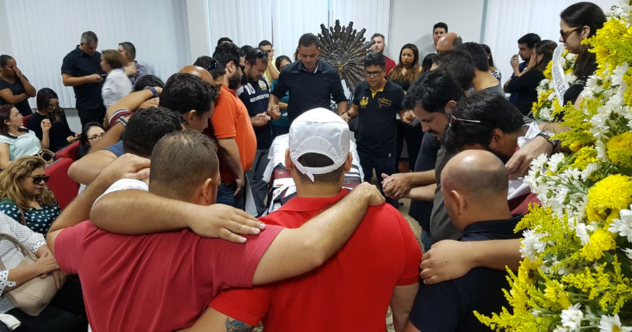 Velório de advogado morto no Porão é marcado por comoção de familiares e amigos