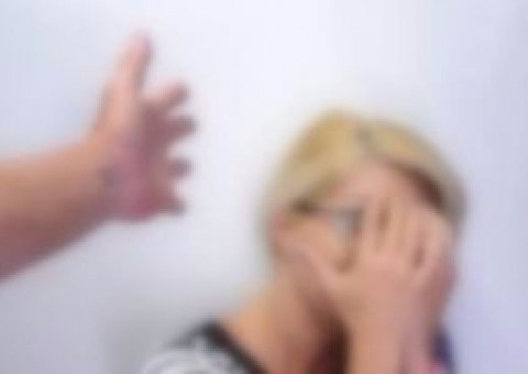 Professora é agredida por mãe durante reunião de escola