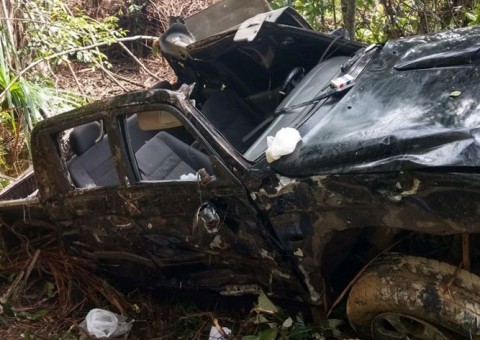 Duas pessoas ficam feridas após picape capotar na BR-174