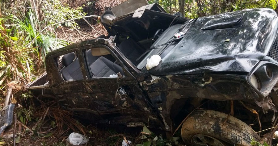 Duas pessoas ficam feridas após picape capotar na BR-174