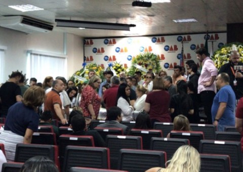 Velório de advogado morto no Porão é marcado por protestos e pedidos de Justiça 