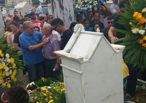 Homenagens e pedido de justiça marcam enterro de advogado morto no Porão