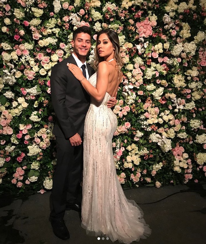 Mayra Cardi é detonada após ir a casamento de Fábio Porchat vestida de branco