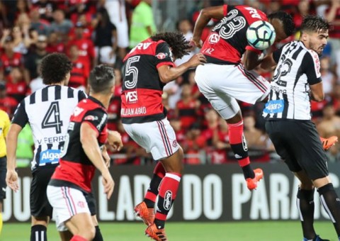 Com falhas de Muralha, Flamengo perde para o Santos na Ilha
