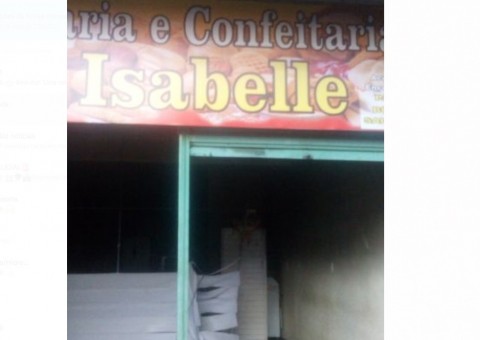 Incêndio atinge e destrói parte de padaria em Manaus