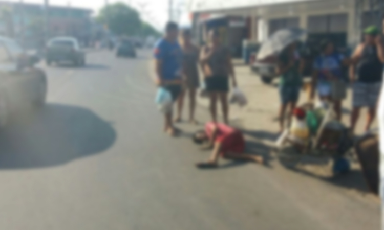 Jovem é atropelado por motociclista na frente de igreja em avenida de Manaus