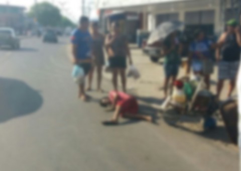Jovem é atropelado por motociclista na frente de igreja em avenida de Manaus