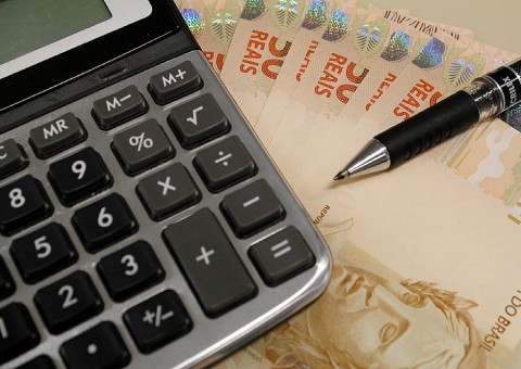 Maioria dos brasileiros vão usar 13º para pagar dívida, diz pesquisa