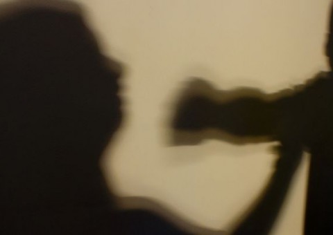 Adolescente é espancada pelo pai após se recusar a ir à igreja