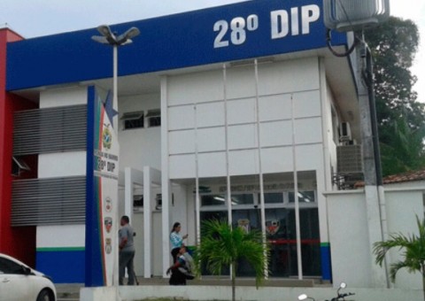 Com pistolas e facas, assaltantes invadem e roubam casa em Manaus