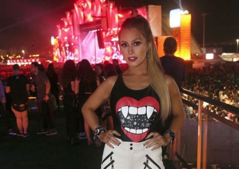 Carla Diaz chega aos 26 anos esbanjando lado mulherão 