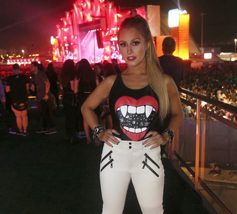 Carla Diaz chega aos 26 anos esbanjando lado mulherão 