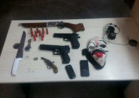 Com armas e máscara de caveira grupo é preso durante sequestro de taxista em Manaus