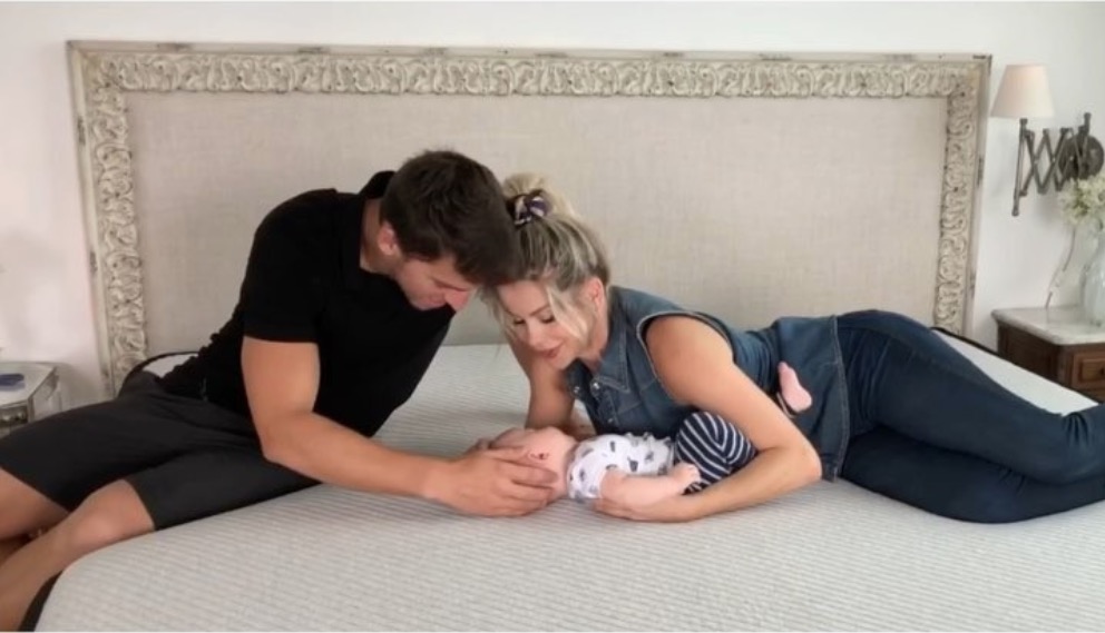 Karina Bacchi encanta seguidores com foto de momento família com namorado e filho