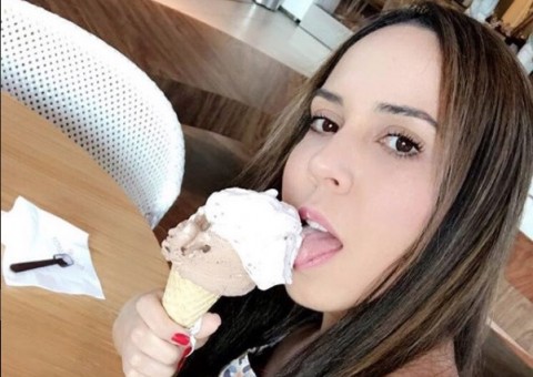 Com biquíni de fita, Mulher Melão dá close em corpão e deixa virilha à mostra